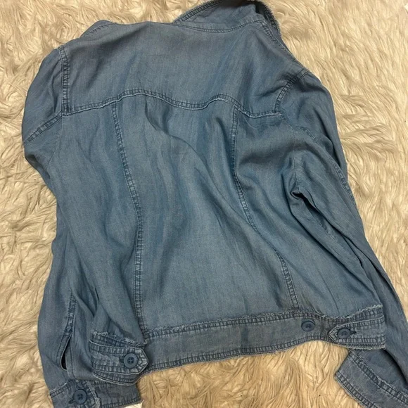 NWT Lulu-B Lightweight Blue Jean Shacket - Picture 4 of 4